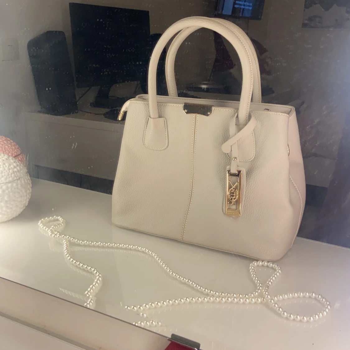 Grå Handväska med guld detaljer. ✨ - 91