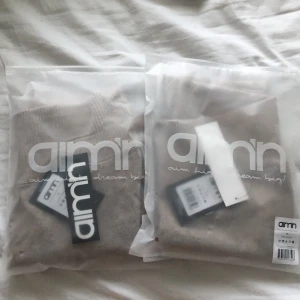 Aimn LATTE STATEMENT SEAMLESS TIGHTS - Fick dessa i födelsedagspresent och råkade få två likadana och båda var tyvärr i fel storlek. Har inte rört någon av dom efter som jag visste att det inte var min storlek.  Jag har ett par i S och dom är så bekväma och så fina på kroppen. 