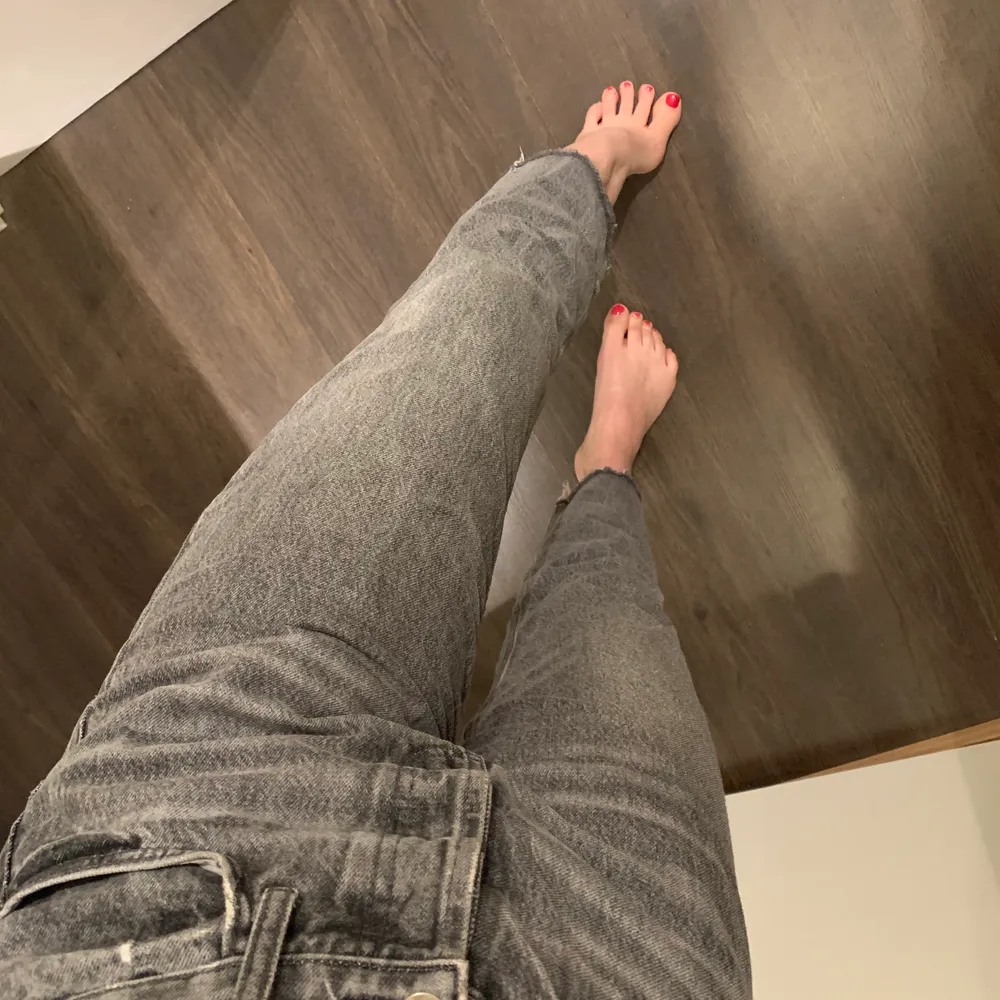Ett par gråa raka/lite mom jeans modell från zara storlek 36. Jeans & Byxor.