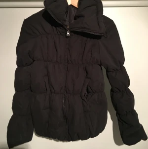  - Fluffig vinterjacka i ett matt material, aldrig använd! 