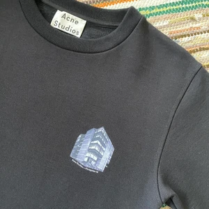 Acne Studios Sweatshirt - Tröja från Acne med huvudkontoret på Floragatan 13 som motiv! Slutsåld tröja som jag endast har använt två gånger. Den är suupermjuk på insidan och är ett lite tjockare material! 100% nyskick och kostade 2700 kr. 