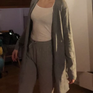 Kofta - En grå kofta, sitter som xs/s och till och med lite som M även om det står 158/164. Säljer för att har en likadan! Andvänd men i jätte bra skick ! Koftan har också små fickor