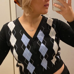 Rutig kofta 😎 - Säljer min söta kofta🐰 Den är helt oanvänd och tjockt material🧚🏼‍♀️ frakt 50kr ✨ den som budar högst får den,skriv privat för fler bilder🙈