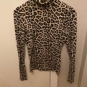 Använd 1 gång, leopard polo tröja från hm