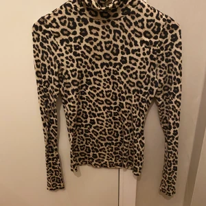 Polotröja - Använd 1 gång, leopard polo tröja från hm