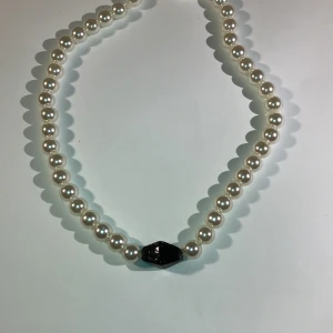 PÄRLhalsband - Välj inga eller flera stenar:) vitt pärlhalsband där du kan välja mellan flera stenar😊✌️ kan även välja längd om du vill!