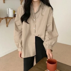 Oversized biege skjorta - Hittar inte strykjärnet🤬 första bilden är från Pinterest men liknar hur denna sitter på mig när den är struken och bra styleat, notera dock att den har något varmare ton än första bilden och inte samma ”puff” vid mudden vid armen....Det är en vanlig oversized skjorta som passar till allt helt enkelt🤜🏽🤛🏽