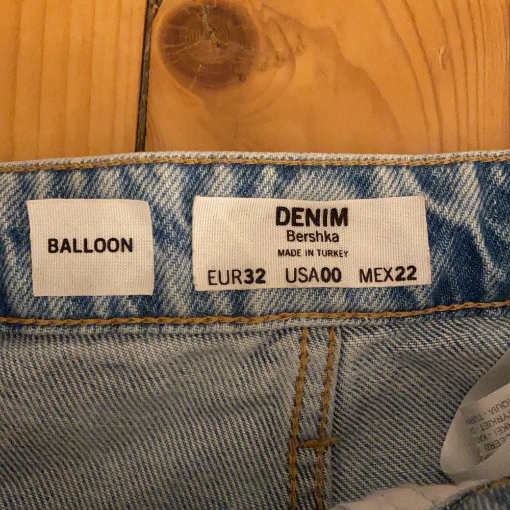 Säljer ett par jätte snygga baggy rippade jeans som är knappt använda. Säljer dehär pga ingen användning💗 Skicket är nästan som nytt, köpt ifrån bershka. Materialet är jätte mjukt och det sticks eller kliar inte någonstans. Original pris cirka 450kr. Jeans & Byxor.