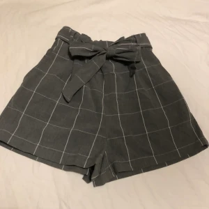 Pull & Bear Shorts - Såå fina kostym-shorts från pull & bear i stretchigt material! Köpta förra sommaren men kom inte till mycket användning då jag är mer av en kjol-användare:) resor i ryggen vilket gör att de sitter bra i midjan på nästan vem som helst:)