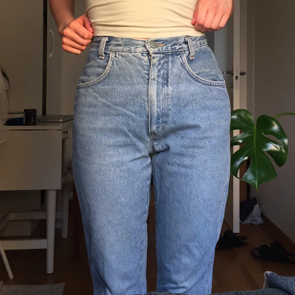 Fina vitagejeans, croppade och köpta på beyond retro. Jeans & Byxor.
