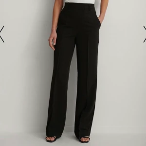 de perfekta kostymbyxorna - NAKDs bästsäljande kostymbyxor. Skitsnygga men säljer för de är lite långa på mig (jag är 163cm). Prislapp är kvar. Nypris för dessa är 500kr. Frakt tillkommer. 