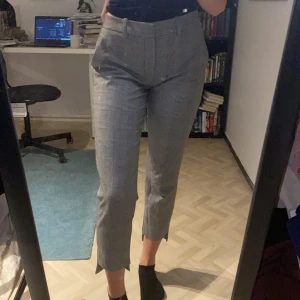 Rutiga byxor - Ett par fina rutiga byxor i skönt material. Har köpt byxorna på plick, men de är från Zara. De är hela förutom att en av skärp”grejerna” har gått sönder som ni ser på bilden. Storlek 36. De är lite stretchiga. Frakt tillkommer.