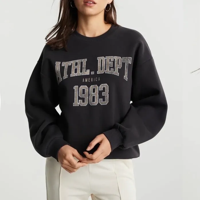 Säljer denna super snygga svarta sweatshirten från Gina, säljer pga kommer inte till användning:/ använd endast 1 gång så som i nyskick, buda i kommentarerna. Högsta bud: 170+frakt! Buda alltid med minst 20kr högre🤍  ❌frakt ingår ej i det du budar❌. Tröjor & Koftor.
