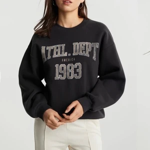 Sweatshirt  - Säljer denna super snygga svarta sweatshirten från Gina, säljer pga kommer inte till användning:/ använd endast 1 gång så som i nyskick, buda i kommentarerna. Högsta bud: 170+frakt! Buda alltid med minst 20kr högre🤍  ❌frakt ingår ej i det du budar❌