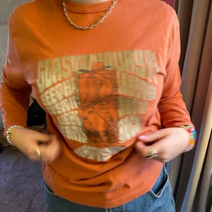 Cool y2k tröja med tryck - Tröja med tryck i y2k stil🥰 skicket är second hand men tjockt material och bra kvalitet! Storleken är L och sitter oversized på S/M💗 Köpare står för frakt och buda privat☺️ 