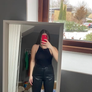 Bodysuit från missguided - Svart bodysuit från missguided med knäppe. Storlek 38. Oanvänd