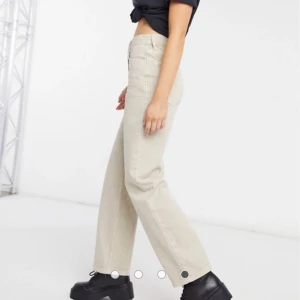 Asos Collusion beiga jeans  - Superfina jeans från asos i jättefin färg men som tyvärr var för små för mig, därav också inga bilder på när jag har på mig dom. Men kan skicka bilder om nån vill se just dom jag har! Bra kvalitet och perfekt längd, mått kan jag också skicka för de som vill ha🤍 kostar 260 ink frakt!