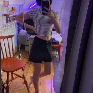 Bahgy shorts  - Säljer dessa snygga svarta bahgy shorts pga inte min stil, dom är ganska baggy men sköna att ha på sig, skicket är väldigt fint. 