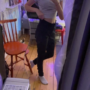 Jeans - Säljer dessa svarta jeans pga alldeles förstora för mig, annar är dom snygga och skicket är fint.