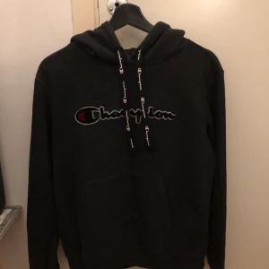 Champion hoodie - Märke: Champion.. Storlek: M men passar S ifall man vill ha lite oversize.. Färg: Svart.. Frakt: 66kr