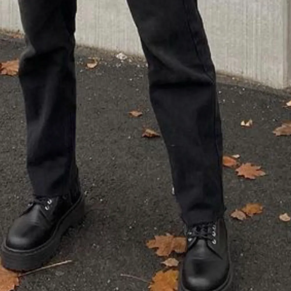 Ett par extremt snygga, svarta och trendiga stövlar. De är i mycket bra skick då jag knappt kunna använda de i och med att de är i fel storlek..  . Skor.