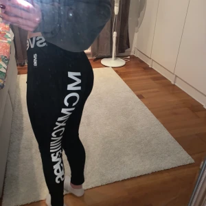 Träningsbyxor strl M - Träningsbyxor i strl M från Svea, använt em gång. Passar på en S också men är långa i passformen.