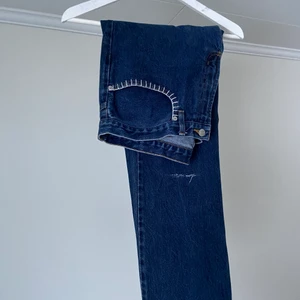 Baggy jeans - Sköna byxor med vit sömn på fickorna