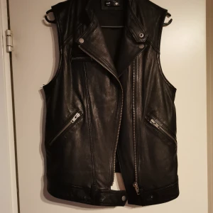 Skinnväst - Väst i äkta skinn. Storlek S, men passar nog en M bättre. Knappt använd, så i nyskick. 