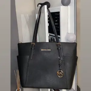 En helt oanvänd MK väska köpt från Zalando för 2500kr. Aldrig används då jag haft andra MK väskor som jag använt istället. Michael Kors påse finns kvar från köpet! Pris kan disskuteras. Vid intresse kan flera bilder tas!☺️