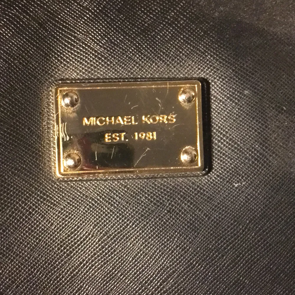 Datorväskan är äkta och från Michael kors. Den är i mycket bra skick, materialet är läder vilket är perfekt som skydd mot vädret. . Accessoarer.