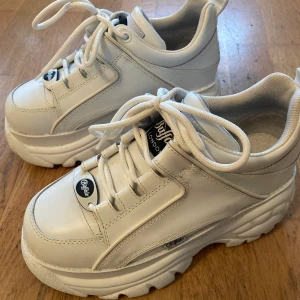 BUFFALO London  - Buffalo London skor i storlek 36. Endast använda 1 gång så nyskick. Tyvärr för stora för mig annars älskar jag dom! 