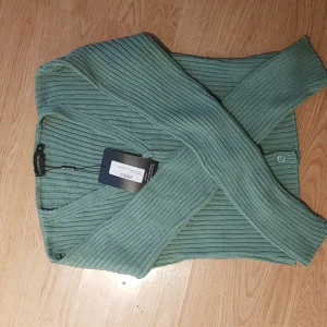 Kofta i kort modell - Oanvänd kort kofta. Hund i hemmet.