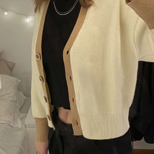 Kofta - Säljer min oanvänds stickafe kofta från zalando,råkade slänga retur papprerna därav kan jag ej retunera längre. 💕😊