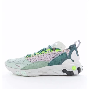 Nike / THEIOTH - Ett par Nike React Nya modellen - THEIOTH!                          Använt de 2 gånger, fläckfria!!                                                                  Väldigt unika skor!                                                           Ordinarie pris 1500, säljer de för 899kr - Kan alltid diskutera priset! 