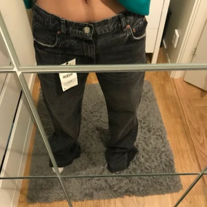 Lågmidjade zara jeans - Helt nya lågmidjade Jeans ifrån zara. Går att klippa av dom till vilken längd man vill ha då dom redan är avklippta från början. Trendiga och slutsålda!! Buda privat. Budgivningen slutar på torsdag eller köp direkt för 450kr. Högsta bud nu: 340kr