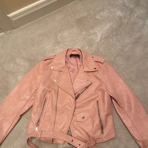 Rosa skinnjacka från Zara - Rosa skinnjacka från Zara. Bra skick, använda aldrig. Köparen står för frakt