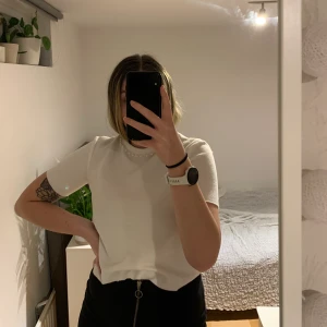 Tshirt med pärlor från Zara - Snygg ribbad tshirt från Zara i storlek M med pärlor runt halsen med lite längre armar. Köparen står för frakt!