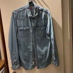 Jeansskjorta  - En jeansskjorta från Tommy hilfiger. Använd en gång och är i bra skick.