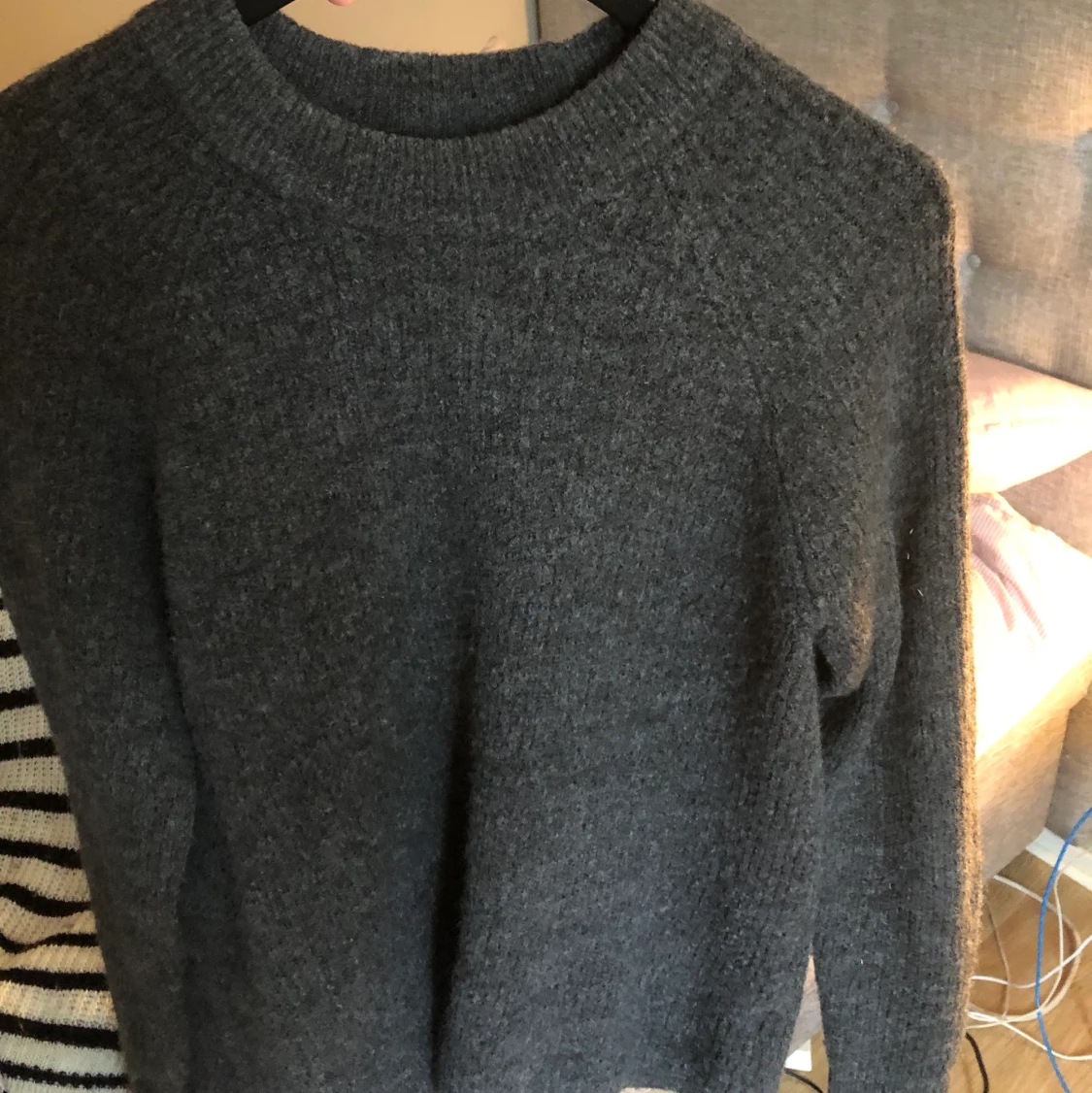 GRÅ STICKAD TRÖJA  - 91