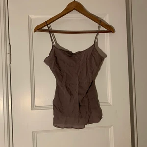 Lila linne XS/S - Jättefint lila/brunt linne som ej ger rättvisa på bild!! Tunt material som faller jättefint på kroppen! Typ XS/S