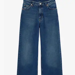 säljer dessa mörkblåa baggy jeans ifrån zara i storlek 36. Dom har aldrig används så inte slitna någonstans (går att buda till lägre pris)
