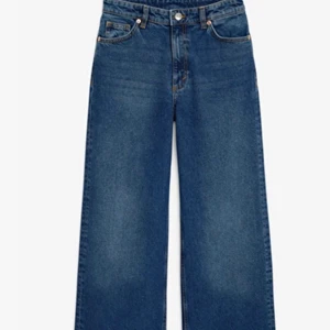 mörkblåa baggy jeans ifrån zara - säljer dessa mörkblåa baggy jeans ifrån zara i storlek 36. Dom har aldrig används så inte slitna någonstans (går att buda till lägre pris)