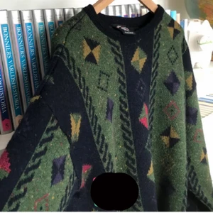 unik stickad tröja - Super fin och unik tröja från second-hand, men köpt på här på plick, inget fel alls med den, använder bara inte den längre💕  Buda!🥰