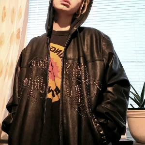 Cristian Audigier skinnjacka/hoodie storlek L - 100% äkta läder. Använd ett fåtal gånger, saknas snöre samt 2 nitar på ryggen annars I toppskick, inga repor eller slitage. Nypris: 6000