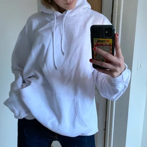 Vit hoodie - As mysig vit hoodie från carlings!!! Snygg oversized. Köparen står för frakt ❤️❤️💖