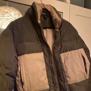 Jacka - sjukt snygg grå/grön och beige oversize vinterjacka från hm’s herravdelning <3 den är i storlek S men skulle mer säga att det är M-L, eftersom att det är herrstorlek.                högsta bud : 600 ink. frakt 💙 