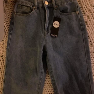 Jeans helt ny med tag på. Aldrig använt pga fel storlek.  - Storlek 32 boohoo jeans. Hög Midja. Ljus blå. Ej stretch. Pris 100 kr. Köparen står för frakt eller kan hämtas. Betalning med swish. Köparen står för frakt 