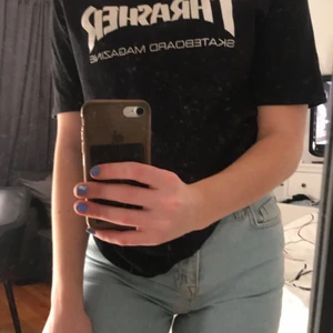 Thrasher t-shirt  - Jätte fin thrasher t-shirt som tyvärr inte kommer till användning. Väldigt bra skick och nästan oanvänd🥰