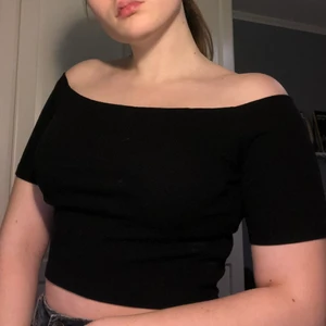 Offshoulder-topp från Monki - Svart off-shouldertopp från Monki. Storlek S, men passar som en M. Bra skick. SAMFRAKTAR