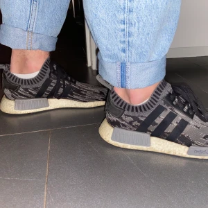 Adidas NMD herrskor  - Knappt använda spring och vardags skor. Väldigt bekväma.  storlek 42.  Nypris 1500kr